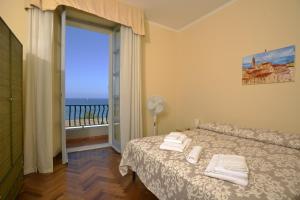 A bed or beds in a room at Casa Alice