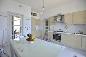 A kitchen or kitchenette at Casa Alice