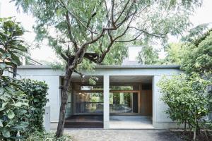 奈良Shibi的一栋房子前面有一棵树