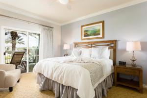 基西米的住宿－Reunion Resort Sunset View Haven，卧室配有床、椅子和窗户。