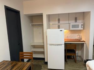 Kuchyň nebo kuchyňský kout v ubytování Tribeca Hotel FiDi