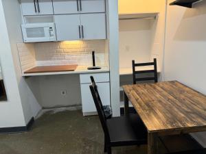 Kuchyň nebo kuchyňský kout v ubytování Tribeca Hotel FiDi