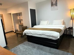Postel nebo postele na pokoji v ubytování Tribeca Hotel FiDi + 25 fotografií
