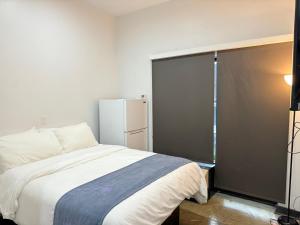 Postel nebo postele na pokoji v ubytování Tribeca Hotel FiDi
