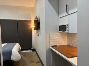 Kuchyň nebo kuchyňský kout v ubytování Tribeca Hotel FiDi