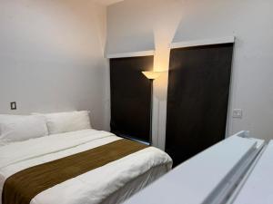 Postel nebo postele na pokoji v ubytování Tribeca Hotel FiDi