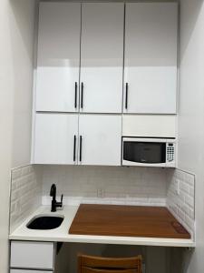 Kuchyň nebo kuchyňský kout v ubytování Tribeca Hotel FiDi