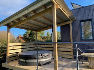 pergola na pokładzie domu w obiekcie Le studio de la Noire Choque - Bain nordique w mieście Audembert