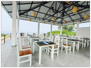 Ristorante o altro punto ristoro di Parisa beach resort Tarkarli Bhogwe