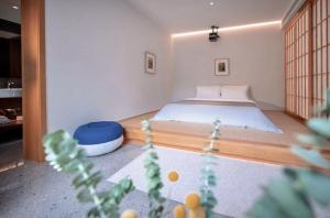 a bedroom with a bed in a room at 峨眉山和院一溪清音酒店 in Emeishan City