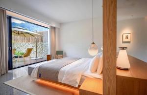 a bedroom with a large bed and a large window at 峨眉山和院一溪清音酒店 in Emeishan City