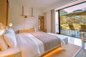a bedroom with a large bed and a large window at 峨眉山和院一溪清音酒店 in Emeishan City