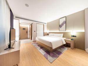Giường trong phòng chung tại Lavande Hotel Wuhan Huazhong University of Science and Technology Jiayuan Road Subway Station Branch