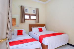 Postel nebo postele na pokoji v ubytování RedDoorz near Desa Wisata Tambi Dieng + 21 fotografií
