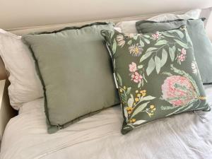 Una cama o camas en una habitación de Charming One-Bed Apt in the Heart of Parramatta