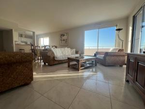 ein Wohnzimmer mit Sofas und einem Couchtisch in der Unterkunft Appartement 6 pers avec terrasse 80 m², hyper centre, plage à 50m, 296 bd de la plage, Arcachon - FR-1-474-148 in Arcachon