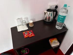 Raj Andar Guest House的咖啡和沏茶工具
