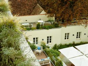 - une vue aérienne sur une maison avec un jardin dans l'établissement Hôtel de Cavoye, à Fontainebleau