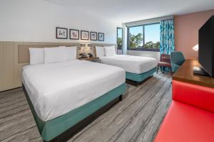 Кровать или кровати в номере Hilton Garden Inn LAX Los Angeles Airport +106 фотографий