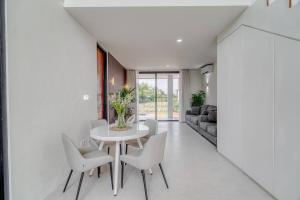 Χώρος καθιστικού στο Six Stars Townhouse A2 Brand New 2 Bedroom in Canggu