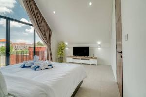 Μια τηλεόραση ή/και κέντρο ψυχαγωγίας στο Six Stars Townhouse A2 Brand New 2 Bedroom in Canggu