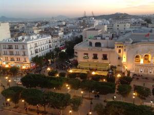 Blick auf die Stadt in der Nacht in der Unterkunft El Hana International in Tunis
