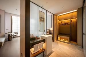 Qinglian Jinghe Hotel Wuhan Zoo International Expo Center Branch客房内的一张或多张床位
