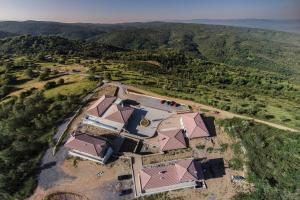 une vue aérienne sur une maison dans un champ dans l'établissement Foresta in Medias Mores, à Vlakhokeraséa