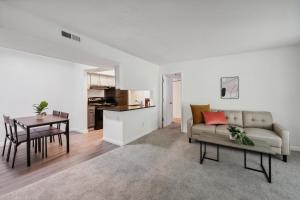 ウィンストン・セーラムにあるNorthcliffe 405 I Fully Furnished 2 Bedroom 2bthのソファとテーブルのあるリビングルーム