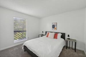 ウィンストン・セーラムにあるNorthcliffe 405 I Fully Furnished 2 Bedroom 2bthのベッドと窓のある白い寝室