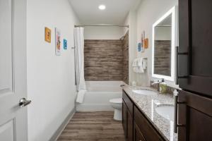 Un baño con bañera, inodoro y lavabo. en Overlook 5001i Luxury Accommodations I Pool, en Knoxville 15 fotos más