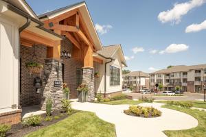 una casa con una pasarela frente a un edificio en Overlook 5001i Luxury Accommodations I Pool, en Knoxville