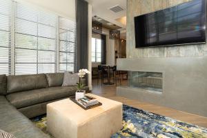 Una sala de estar con un sofá y un televisor de pantalla plana. en Overlook 5001i Luxury Accommodations I Pool, en Knoxville