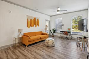 Una sala de estar con un sofá y un televisor. en Overlook 5001i Luxury Accommodations I Pool, en Knoxville