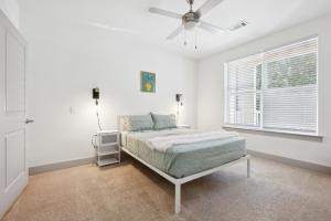 Un dormitorio blanco con una cama y un ventilador de techo. en Overlook 2103 I Luxury Redefined I Free Parking, en Knoxville 16 fotos más