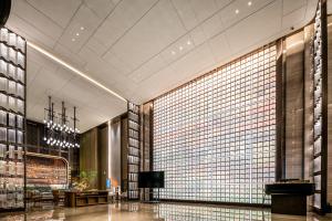 Qinglian Jinghe Hotel Wuhan Zoo International Expo Center Branch的电视和/或娱乐中心
