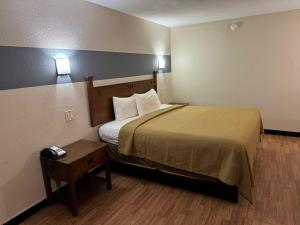 Postel nebo postele na pokoji v ubytování Americas Best Value Inn Marshall