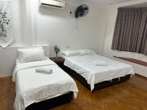 新山Haven inn的客房设有两张床和风扇。