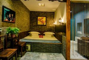 Katil atau katil-katil dalam bilik di Pingyao Grand Theater Guild Hall East Garden