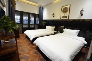 Katil atau katil-katil dalam bilik di Pingyao Grand Theater Guild Hall East Garden