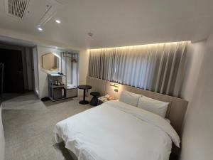 Postel nebo postele na pokoji v ubytování Hotel The Grang Seogwipo