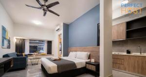 Una habitación de hotel con una cama y una cocina. en Imperio Residence Seafront by Perfect Host, en Melaka 98 fotos más