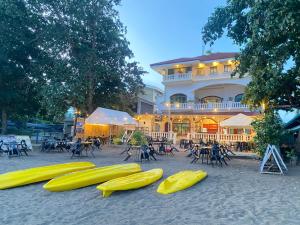 a group of yellow kayaks lined up on the beach at Gracey Dive Resort and Restaurant in Dauin