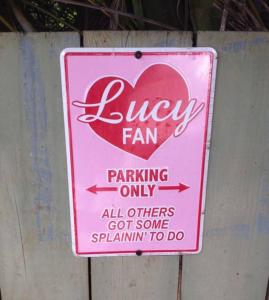un cartello su una recinzione che dice solo parcheggio gay di Lucy Fan Ohana a Haiku