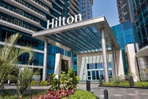 开罗Hilton Cairo Nile Maadi的一座办公楼,上面有希尔顿标志