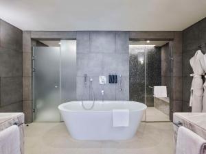Hilton Cairo Nile Maadi的一间浴室
