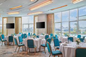 TV a/nebo společenská místnost v ubytování Hilton Cairo Nile Maadi