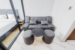 Posezení v ubytování Good and Restful 1BR at The Smith Alam Sutera Apartment By Travelio