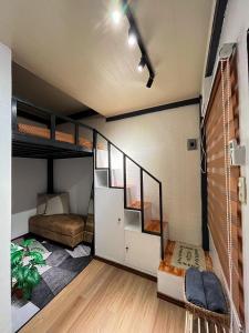 DigosLee's Transient Unit 1的客房设有双层床和楼梯。