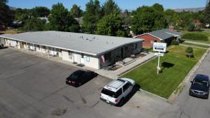 an overhead view of a building with cars parked in a parking lot at Temple View Lodge in Manti